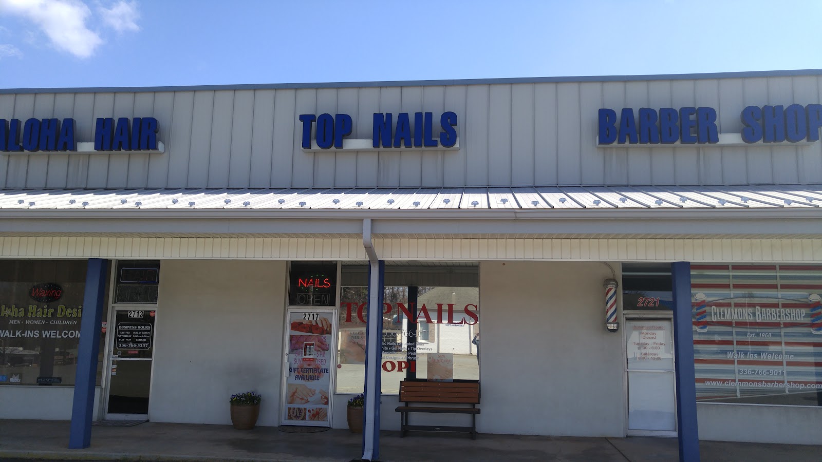Top Nails logo